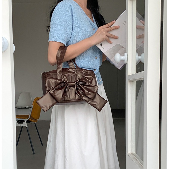 借物少女愛麗緹🦋R32韓國空運🇰🇷簡約高級感蝴蝶結圓筒包 手提包 單肩包 腋下包 蝴蝶結包包 軟皮包包 韓國包-細節圖6