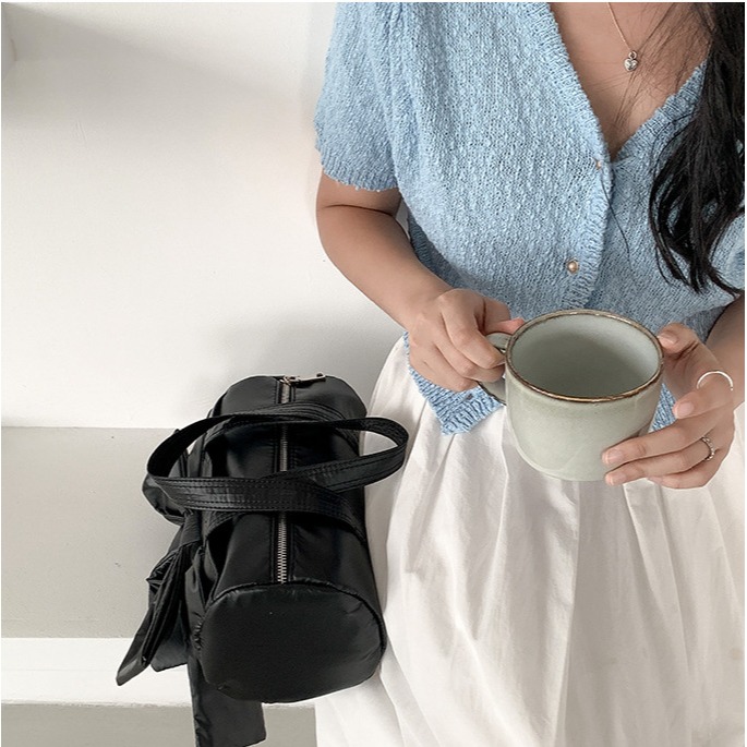 借物少女愛麗緹🦋R32韓國空運🇰🇷簡約高級感蝴蝶結圓筒包 手提包 單肩包 腋下包 蝴蝶結包包 軟皮包包 韓國包-細節圖9