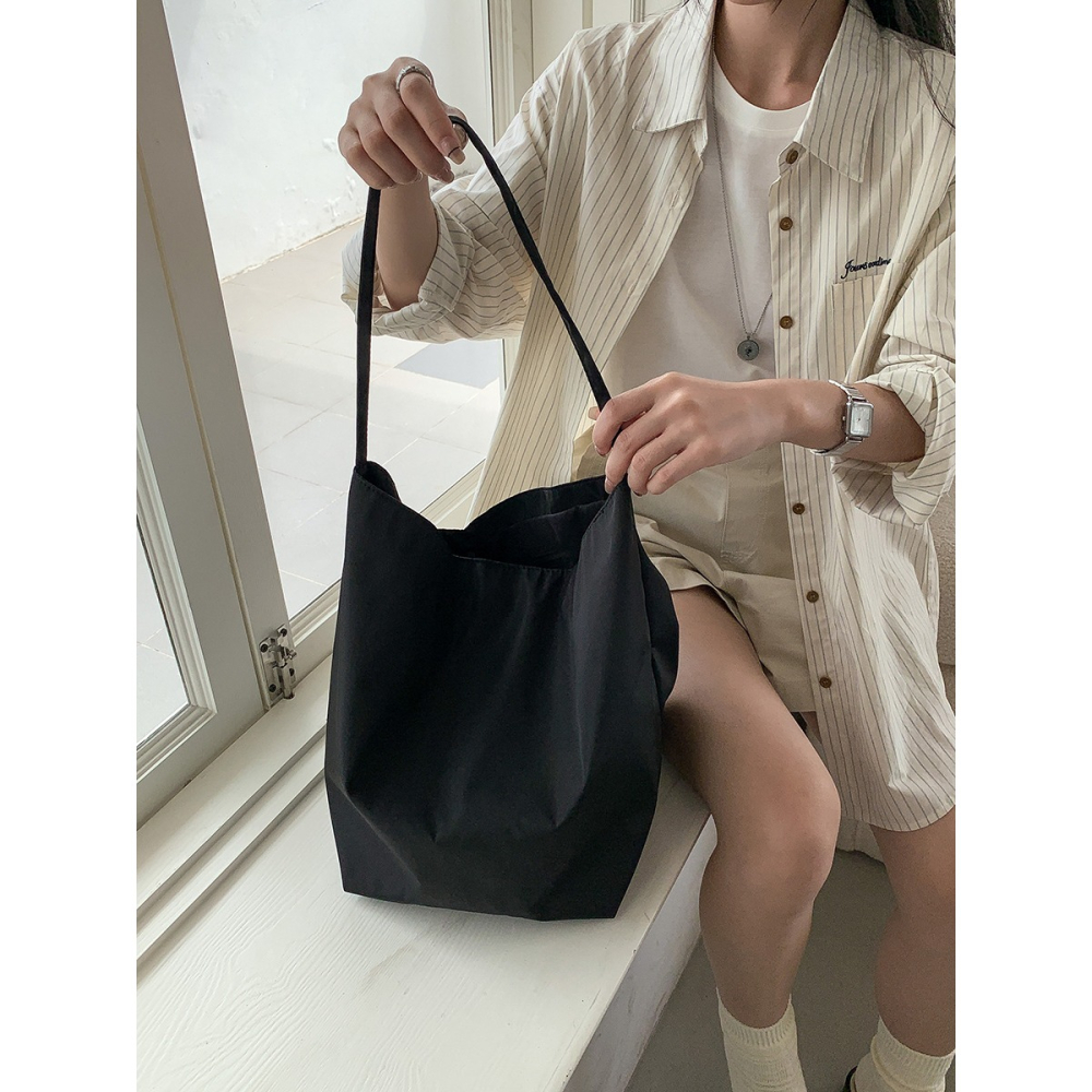 實用性好高😎R33韓國空運🇰🇷時尚輕便綁帶敞口水桶包 通勤單肩包 百搭 大容量 尼龍包包 輕便型 韓國包包 托-細節圖3