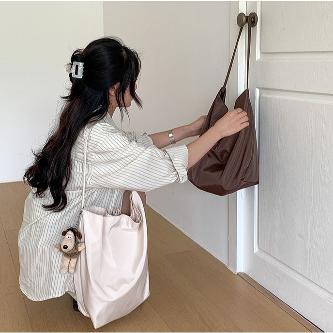 實用性好高😎R33韓國空運🇰🇷時尚輕便綁帶敞口水桶包 通勤單肩包 百搭 大容量 尼龍包包 輕便型 韓國包包 托-細節圖4