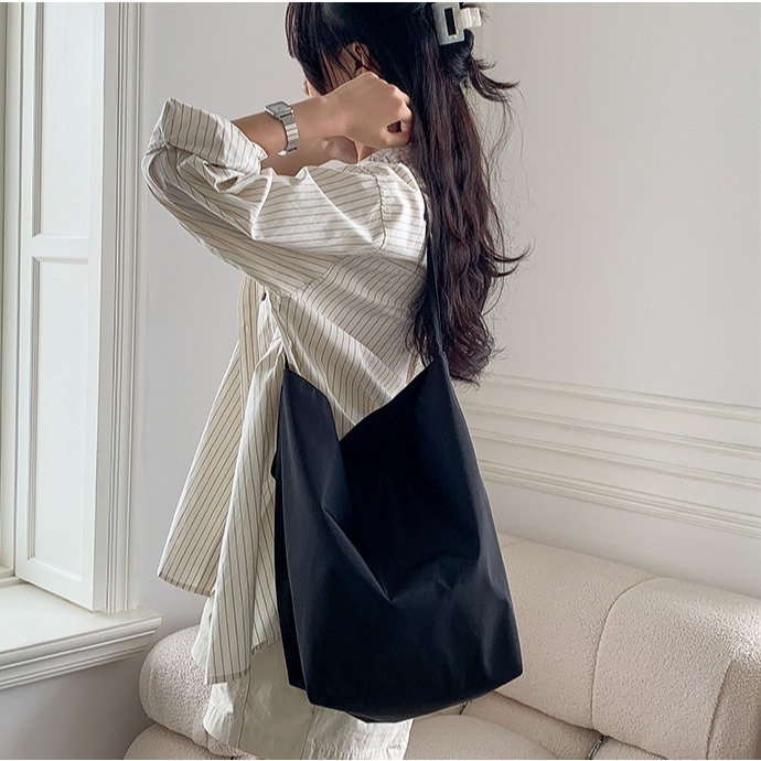 實用性好高😎R33韓國空運🇰🇷時尚輕便綁帶敞口水桶包 通勤單肩包 百搭 大容量 尼龍包包 輕便型 韓國包包 托-細節圖7