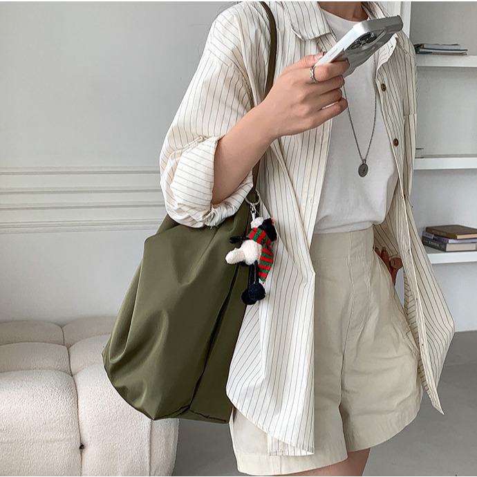 實用性好高😎R33韓國空運🇰🇷時尚輕便綁帶敞口水桶包 通勤單肩包 百搭 大容量 尼龍包包 輕便型 韓國包包 托-細節圖8