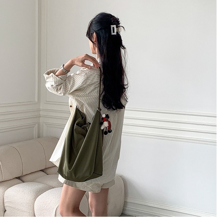 實用性好高😎R33韓國空運🇰🇷時尚輕便綁帶敞口水桶包 通勤單肩包 百搭 大容量 尼龍包包 輕便型 韓國包包 托-細節圖9