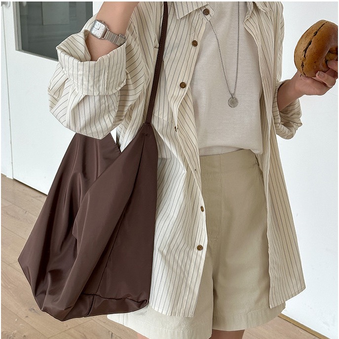 實用性好高😎R33韓國空運🇰🇷時尚輕便綁帶敞口水桶包 通勤單肩包 百搭 大容量 尼龍包包 輕便型 韓國包包 托-細節圖10