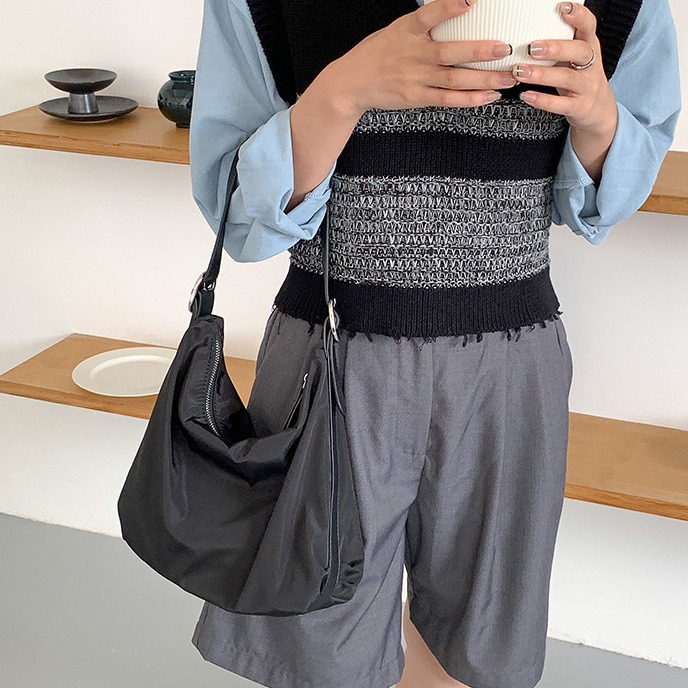 🍻為生活做減法🚲R36韓國空運🇰🇷法式極簡尼龍單肩包 時尚腋下包 高級感包包 拼接腋下包 尼龍包 韓國好評 -細節圖2