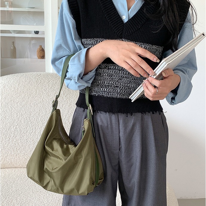 🍻為生活做減法🚲R36韓國空運🇰🇷法式極簡尼龍單肩包 時尚腋下包 高級感包包 拼接腋下包 尼龍包 韓國好評 -細節圖7