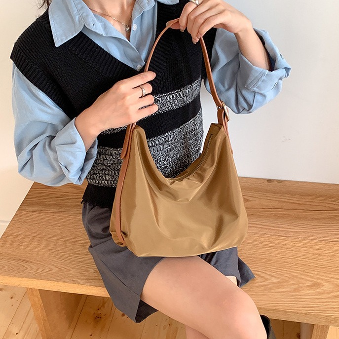 🍻為生活做減法🚲R36韓國空運🇰🇷法式極簡尼龍單肩包 時尚腋下包 高級感包包 拼接腋下包 尼龍包 韓國好評 -細節圖11