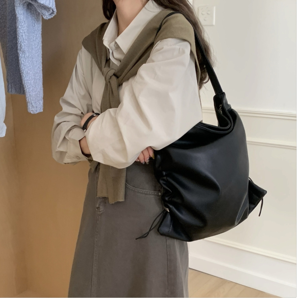 🎶造型自由調整🐻P05韓國空運🇰🇷側邊拉繩皺褶大容量托特包 水桶包 軟皮 單肩包 腋下包 極簡 抽繩水桶包 -細節圖3