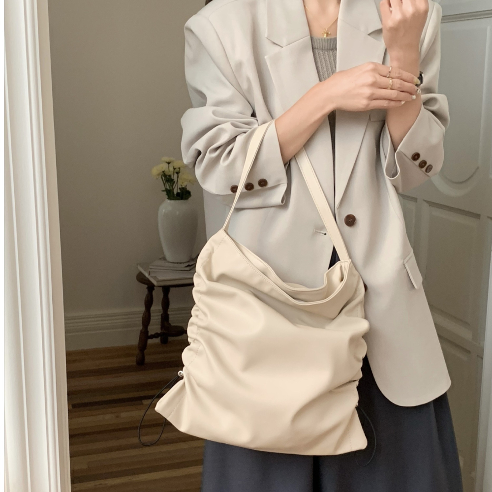 🎶造型自由調整🐻P05韓國空運🇰🇷側邊拉繩皺褶大容量托特包 水桶包 軟皮 單肩包 腋下包 極簡 抽繩水桶包 -細節圖4