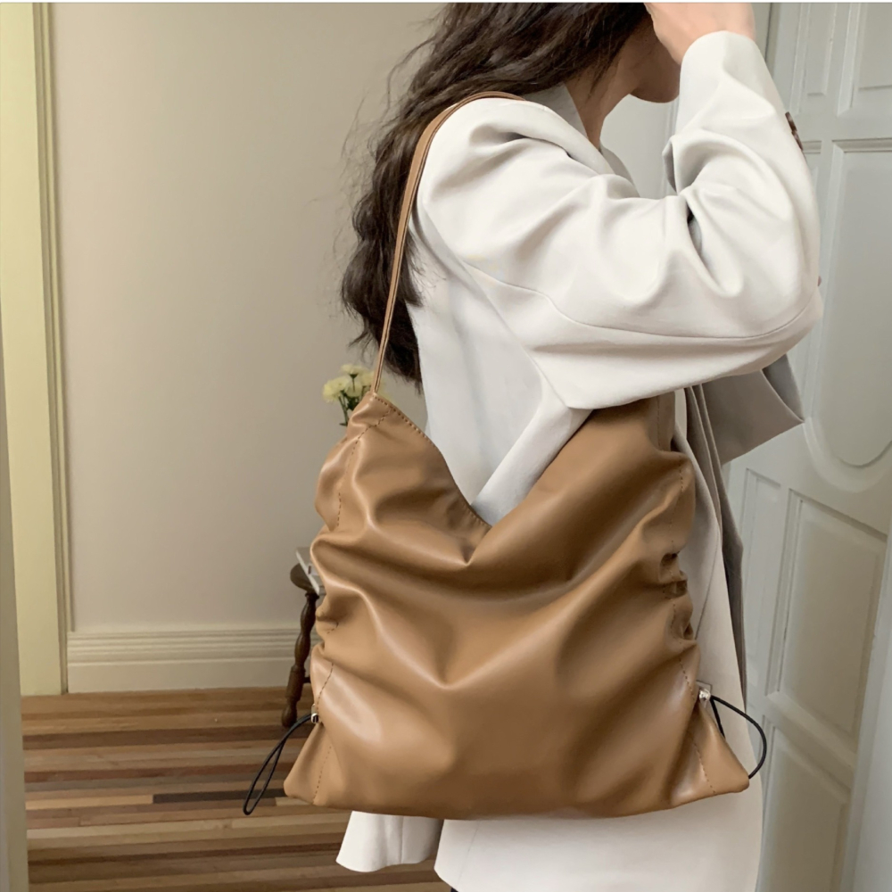 🎶造型自由調整🐻P05韓國空運🇰🇷側邊拉繩皺褶大容量托特包 水桶包 軟皮 單肩包 腋下包 極簡 抽繩水桶包 -細節圖5