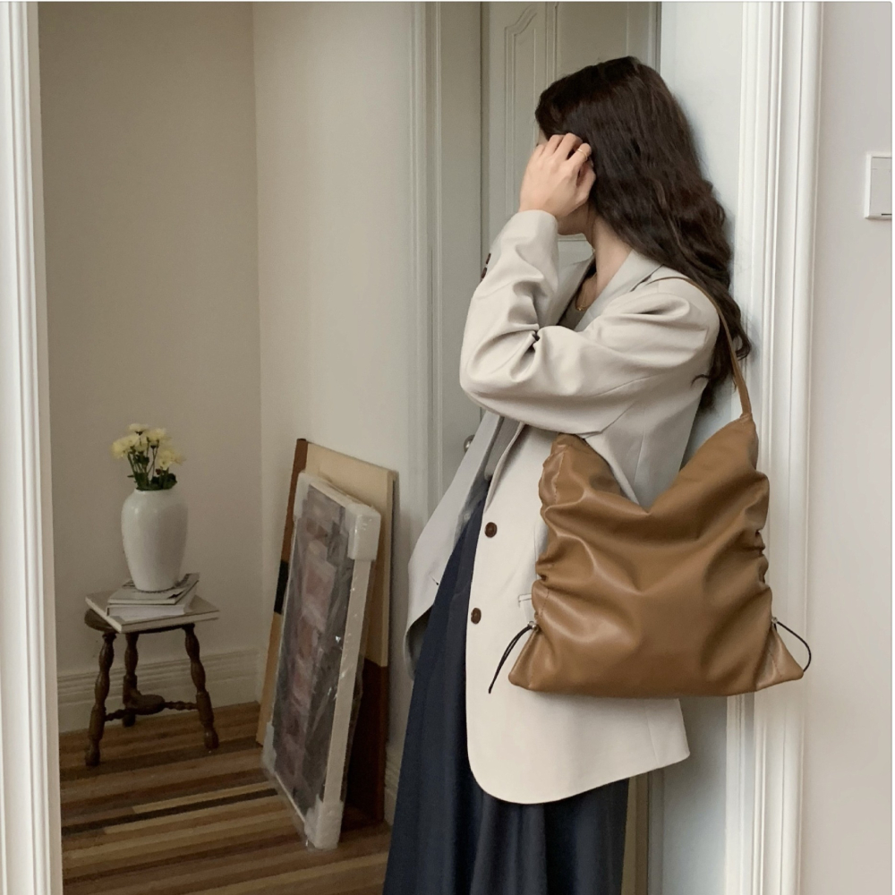🎶造型自由調整🐻P05韓國空運🇰🇷側邊拉繩皺褶大容量托特包 水桶包 軟皮 單肩包 腋下包 極簡 抽繩水桶包 -細節圖7