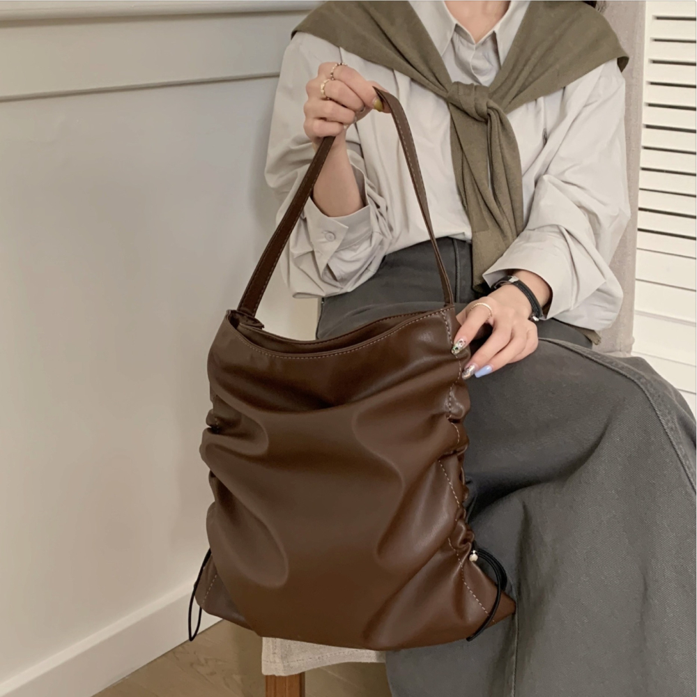 🎶造型自由調整🐻P05韓國空運🇰🇷側邊拉繩皺褶大容量托特包 水桶包 軟皮 單肩包 腋下包 極簡 抽繩水桶包 -細節圖9