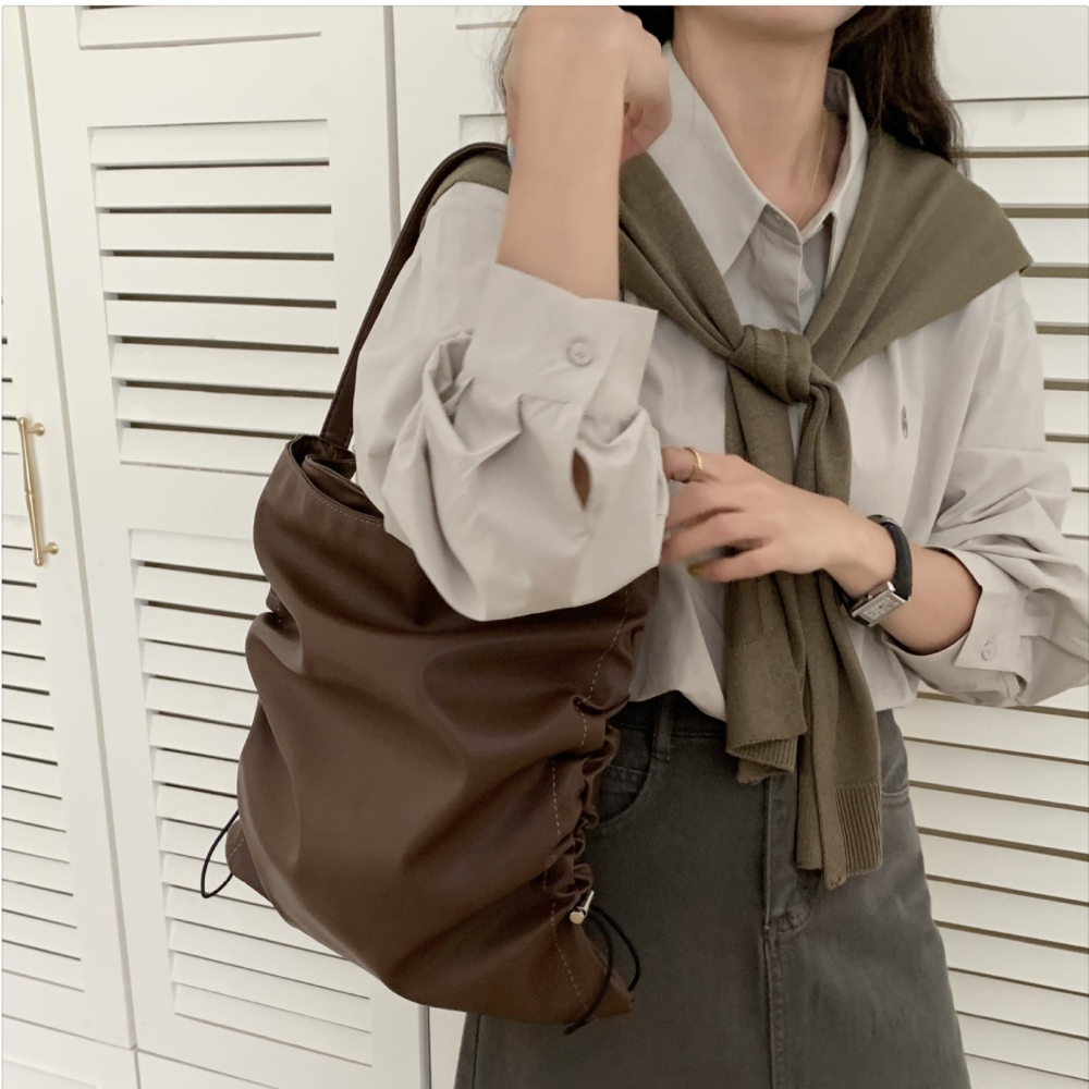 🎶造型自由調整🐻P05韓國空運🇰🇷側邊拉繩皺褶大容量托特包 水桶包 軟皮 單肩包 腋下包 極簡 抽繩水桶包 -細節圖11
