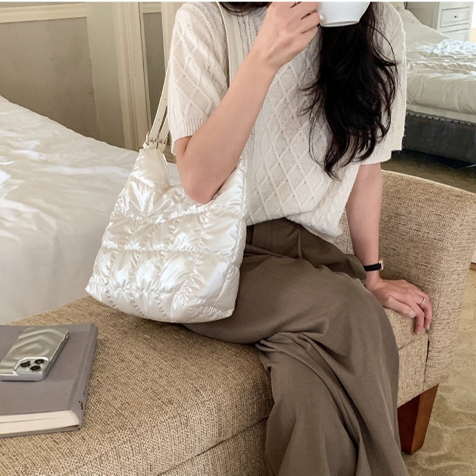 可調雙肩帶💫咖啡金美翻😍R42韓國空運🇰🇷時髦雙肩帶經典格子托特包 大容量包包 通勤包 雲朵包 棉服包 單肩-細節圖3