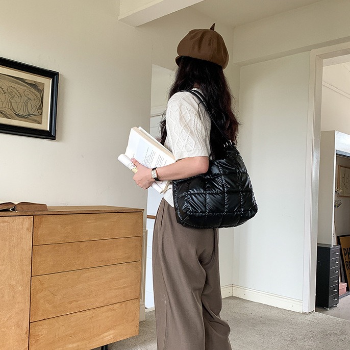 可調雙肩帶💫咖啡金美翻😍R42韓國空運🇰🇷時髦雙肩帶經典格子托特包 大容量包包 通勤包 雲朵包 棉服包 單肩-細節圖9