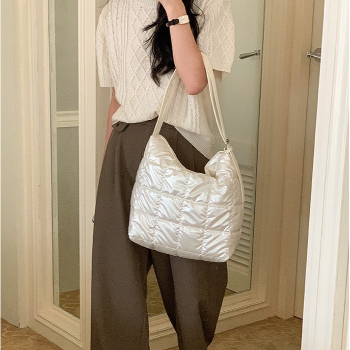 可調雙肩帶💫咖啡金美翻😍R42韓國空運🇰🇷時髦雙肩帶經典格子托特包 大容量包包 通勤包 雲朵包 棉服包 單肩-細節圖10