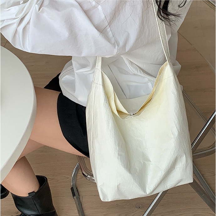 高級抓皺感😽R43韓國空運🇰🇷簡約輕量抓皺單肩通勤包 大容量 托特包 學生上課包包 單肩包 肩背包 銀色包包 -細節圖5