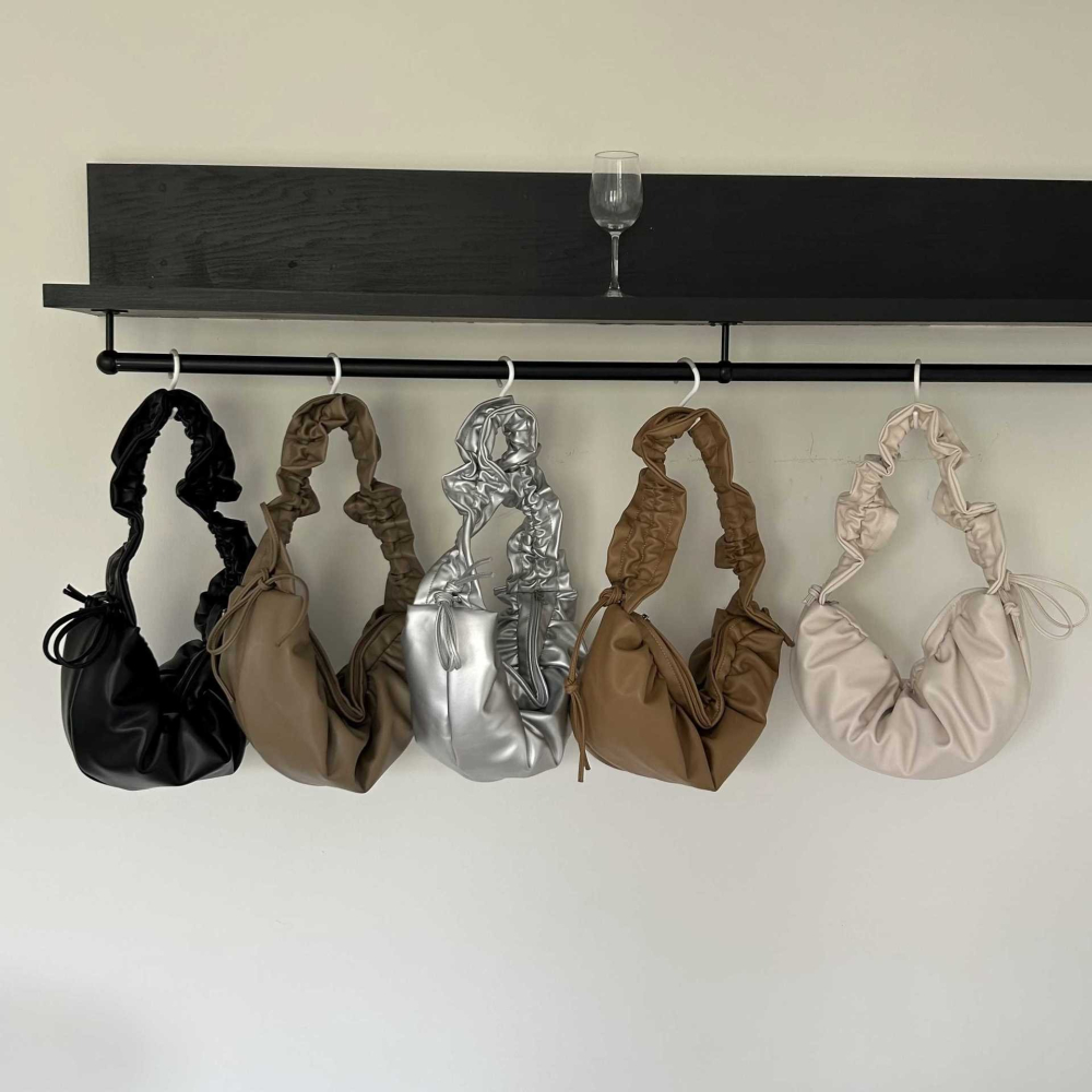 看看這個絲滑緞面😚🥑P06韓國空運🇰🇷皺褶花邊拉繩月牙包 單肩包 大容量腋下包 百搭休閒包 東大門選品 韓國-細節圖2