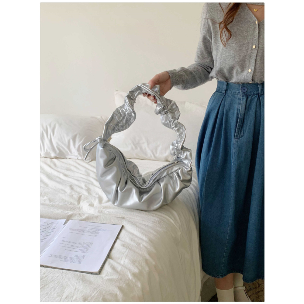 看看這個絲滑緞面😚🥑P06韓國空運🇰🇷皺褶花邊拉繩月牙包 單肩包 大容量腋下包 百搭休閒包 東大門選品 韓國-細節圖5