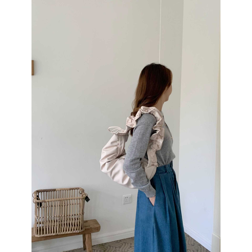 看看這個絲滑緞面😚🥑P06韓國空運🇰🇷皺褶花邊拉繩月牙包 單肩包 大容量腋下包 百搭休閒包 東大門選品 韓國-細節圖6