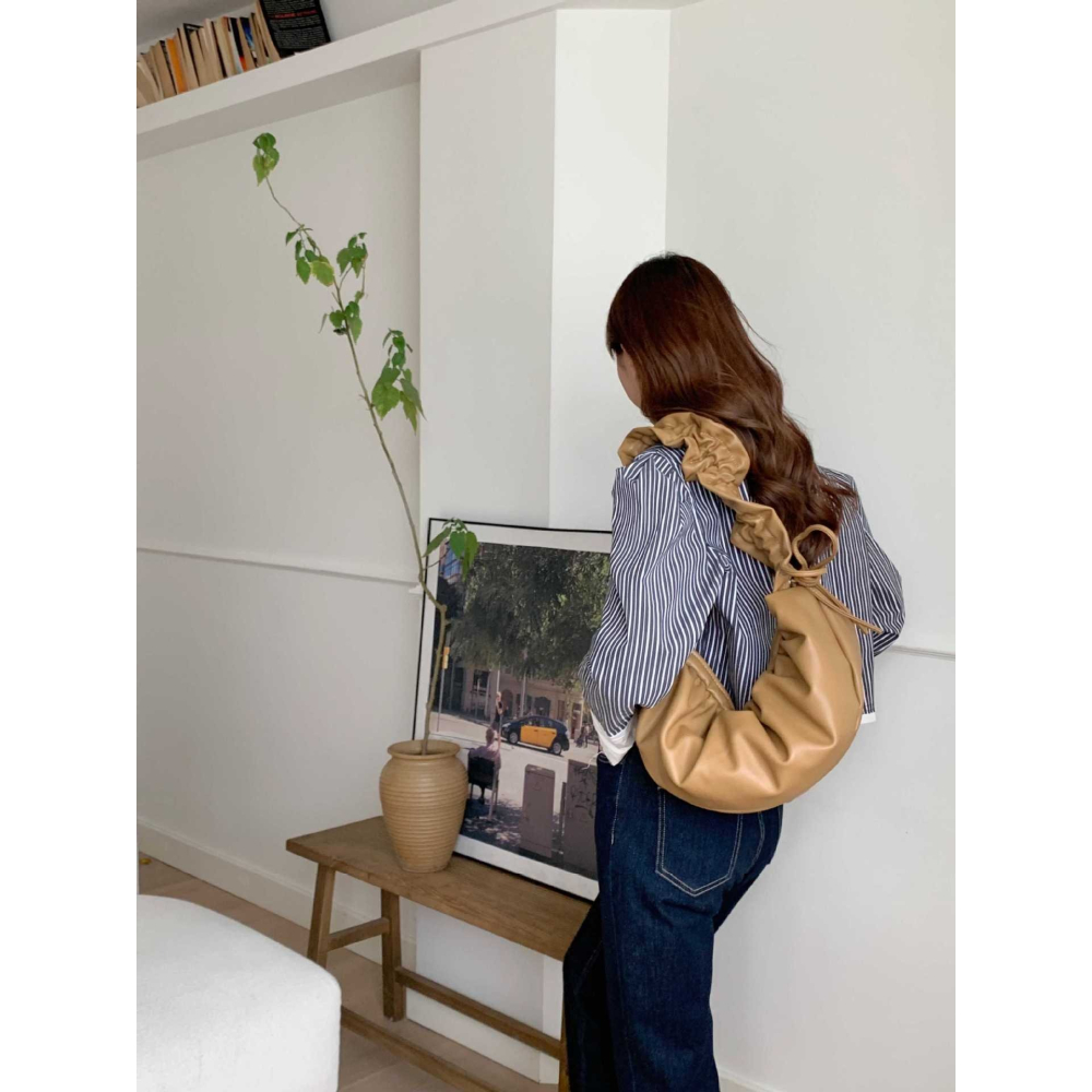 看看這個絲滑緞面😚🥑P06韓國空運🇰🇷皺褶花邊拉繩月牙包 單肩包 大容量腋下包 百搭休閒包 東大門選品 韓國-細節圖7