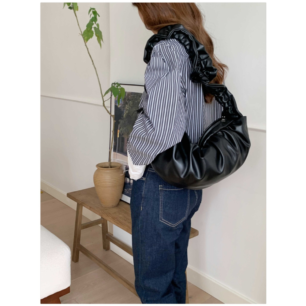 看看這個絲滑緞面😚🥑P06韓國空運🇰🇷皺褶花邊拉繩月牙包 單肩包 大容量腋下包 百搭休閒包 東大門選品 韓國-細節圖8