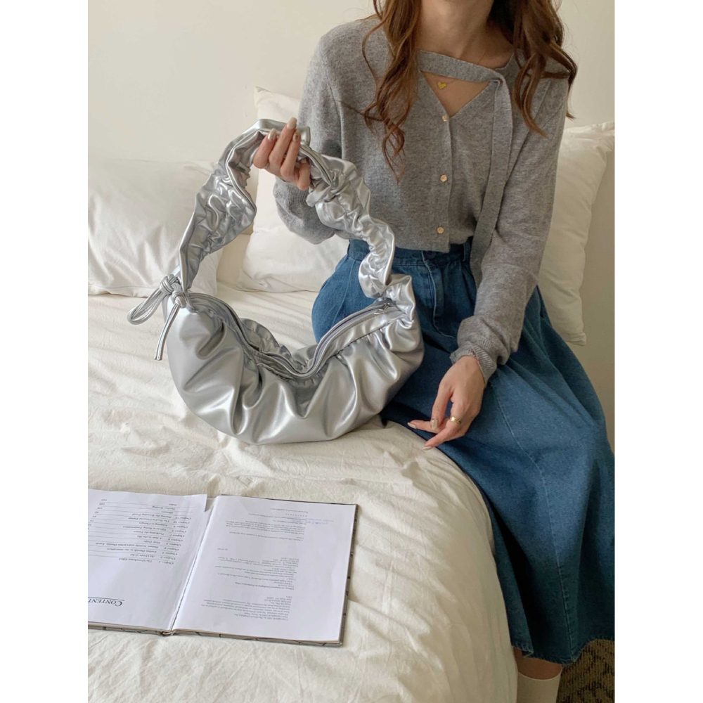 看看這個絲滑緞面😚🥑P06韓國空運🇰🇷皺褶花邊拉繩月牙包 單肩包 大容量腋下包 百搭休閒包 東大門選品 韓國-細節圖10