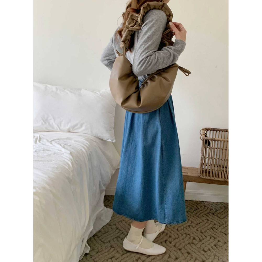 看看這個絲滑緞面😚🥑P06韓國空運🇰🇷皺褶花邊拉繩月牙包 單肩包 大容量腋下包 百搭休閒包 東大門選品 韓國-細節圖11