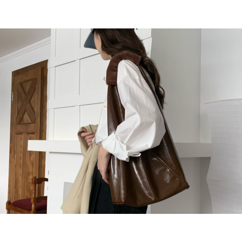 毛絨肩帶好特別🔑☞W01韓國空運🇰🇷質感油蠟皮三角托特包 東大門新款 子母包 手提包 單肩托特包 肩背包 單肩-細節圖3