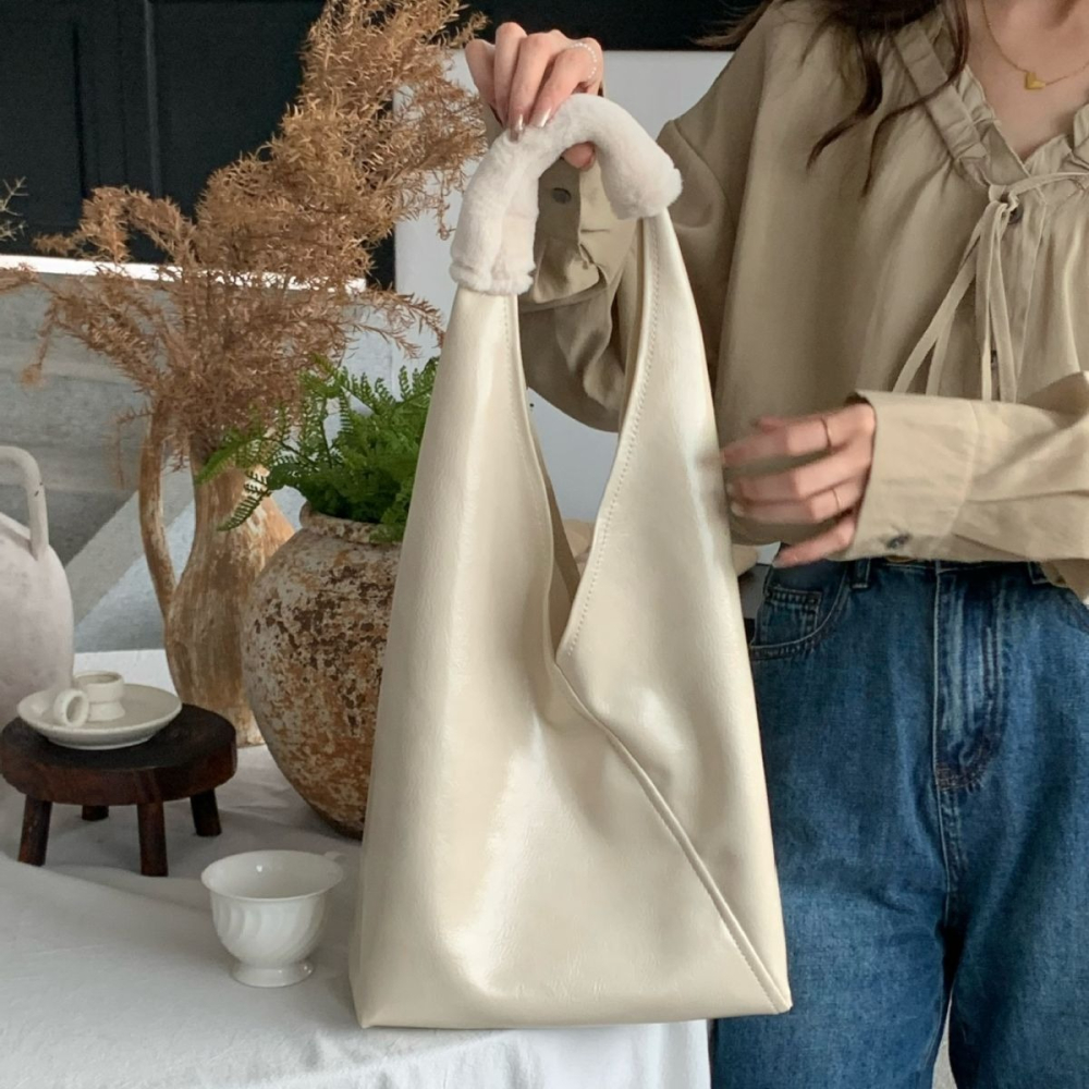 毛絨肩帶好特別🔑☞W01韓國空運🇰🇷質感油蠟皮三角托特包 東大門新款 子母包 手提包 單肩托特包 肩背包 單肩-細節圖5