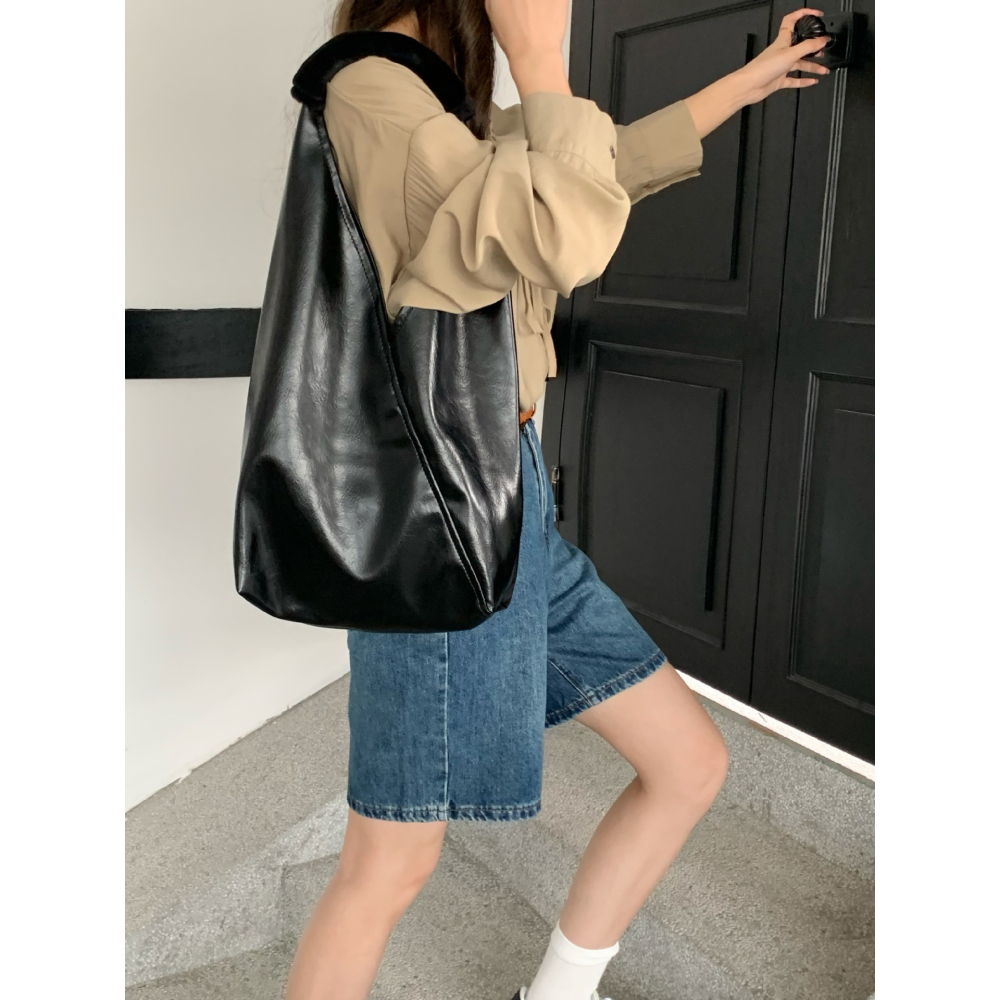 毛絨肩帶好特別🔑☞W01韓國空運🇰🇷質感油蠟皮三角托特包 東大門新款 子母包 手提包 單肩托特包 肩背包 單肩-細節圖6