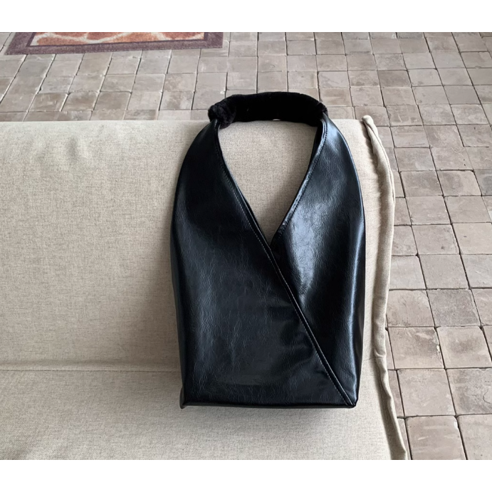 毛絨肩帶好特別🔑☞W01韓國空運🇰🇷質感油蠟皮三角托特包 東大門新款 子母包 手提包 單肩托特包 肩背包 單肩-細節圖10