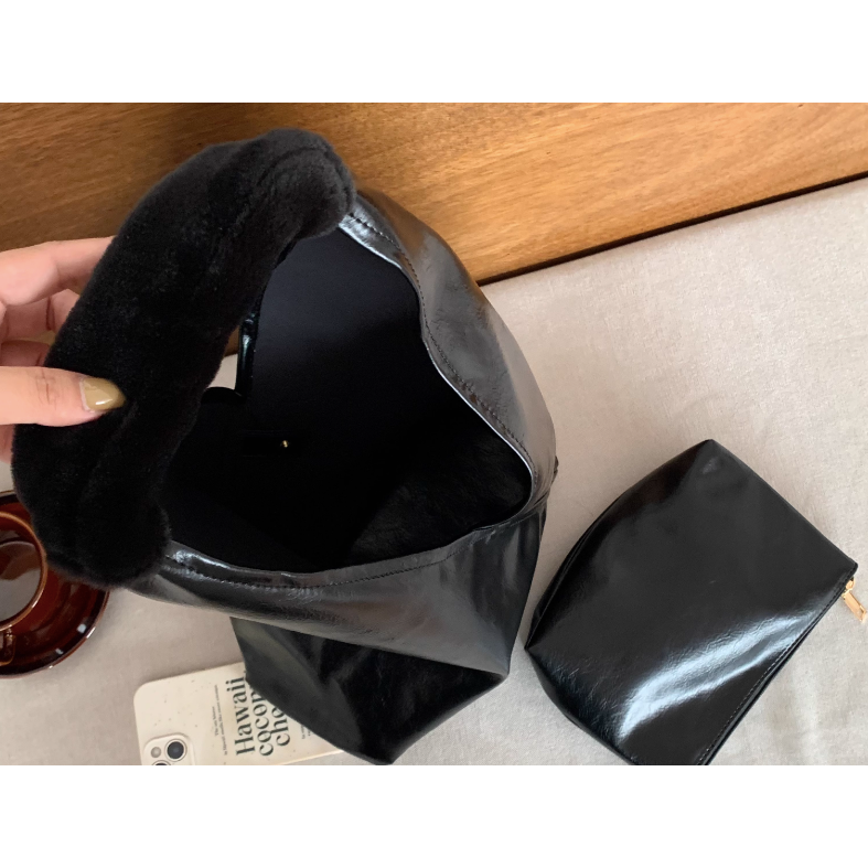 毛絨肩帶好特別🔑☞W01韓國空運🇰🇷質感油蠟皮三角托特包 東大門新款 子母包 手提包 單肩托特包 肩背包 單肩-細節圖11