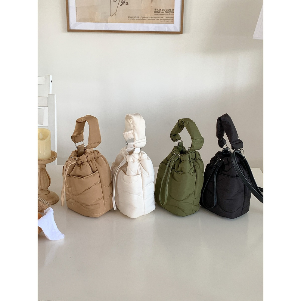 精緻❤軟綿好喜歡💘R47韓國空運🇰🇷手提刺繡羽絨棉服水桶包 手提包 束口 單肩包 抽繩包 手機包 韓國包包 東-細節圖2