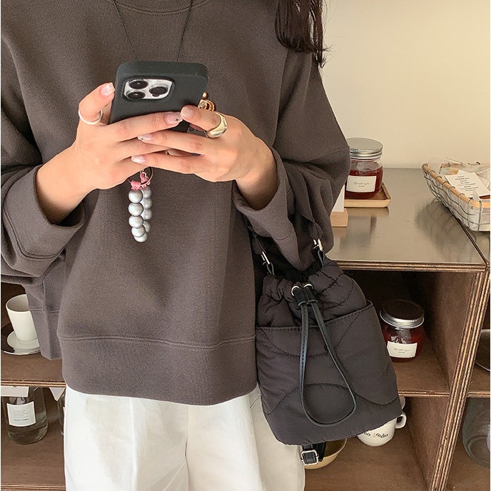 精緻❤軟綿好喜歡💘R47韓國空運🇰🇷手提刺繡羽絨棉服水桶包 手提包 束口 單肩包 抽繩包 手機包 韓國包包 東-細節圖3