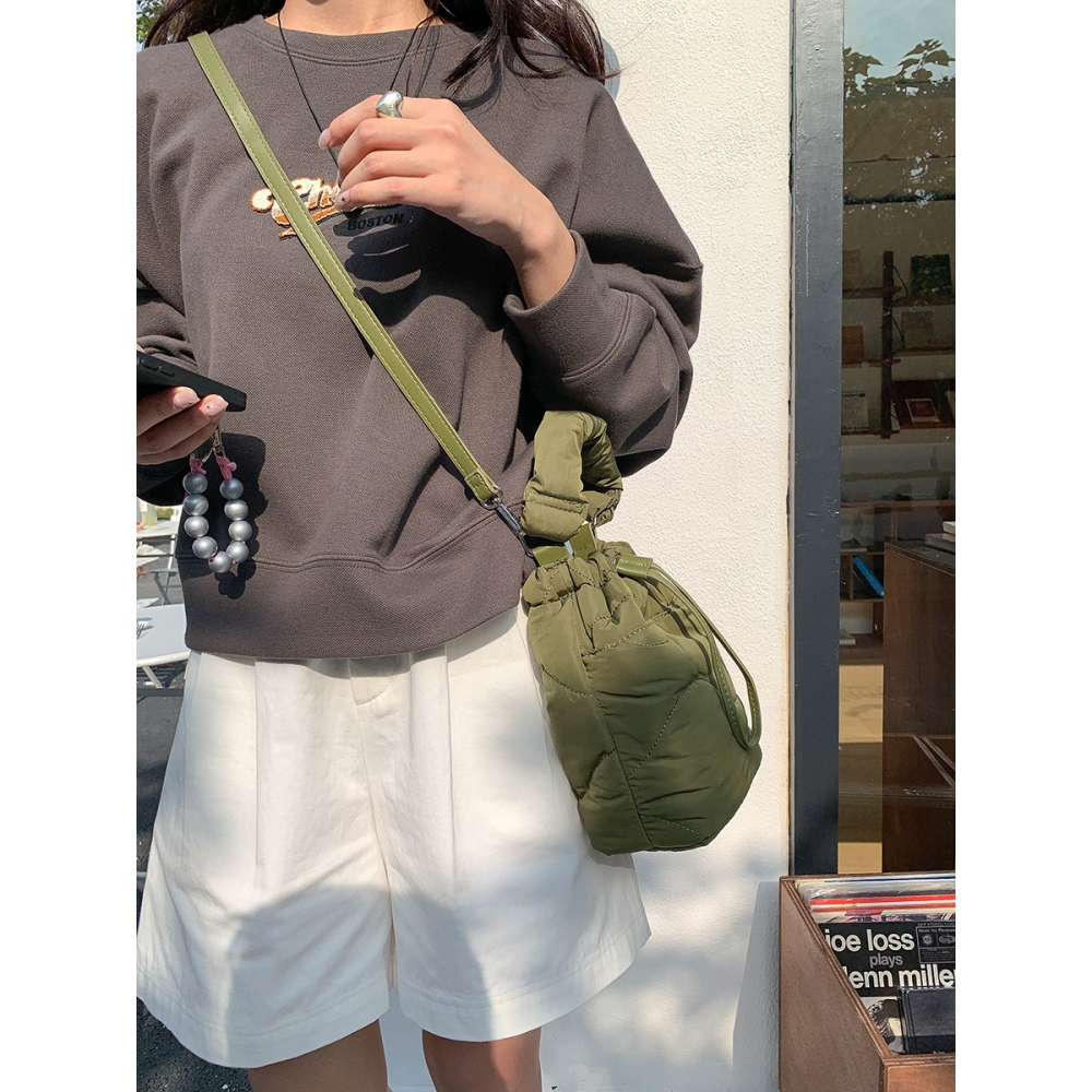 精緻❤軟綿好喜歡💘R47韓國空運🇰🇷手提刺繡羽絨棉服水桶包 手提包 束口 單肩包 抽繩包 手機包 韓國包包 東-細節圖5