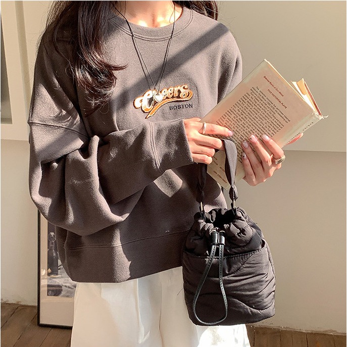 精緻❤軟綿好喜歡💘R47韓國空運🇰🇷手提刺繡羽絨棉服水桶包 手提包 束口 單肩包 抽繩包 手機包 韓國包包 東-細節圖6