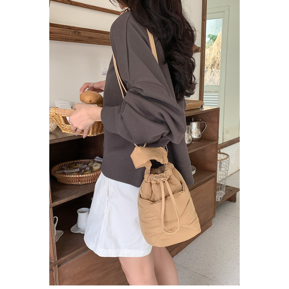 精緻❤軟綿好喜歡💘R47韓國空運🇰🇷手提刺繡羽絨棉服水桶包 手提包 束口 單肩包 抽繩包 手機包 韓國包包 東-細節圖7