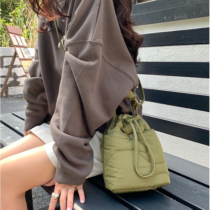 精緻❤軟綿好喜歡💘R47韓國空運🇰🇷手提刺繡羽絨棉服水桶包 手提包 束口 單肩包 抽繩包 手機包 韓國包包 東-細節圖8