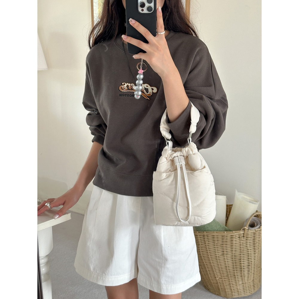 精緻❤軟綿好喜歡💘R47韓國空運🇰🇷手提刺繡羽絨棉服水桶包 手提包 束口 單肩包 抽繩包 手機包 韓國包包 東-細節圖9