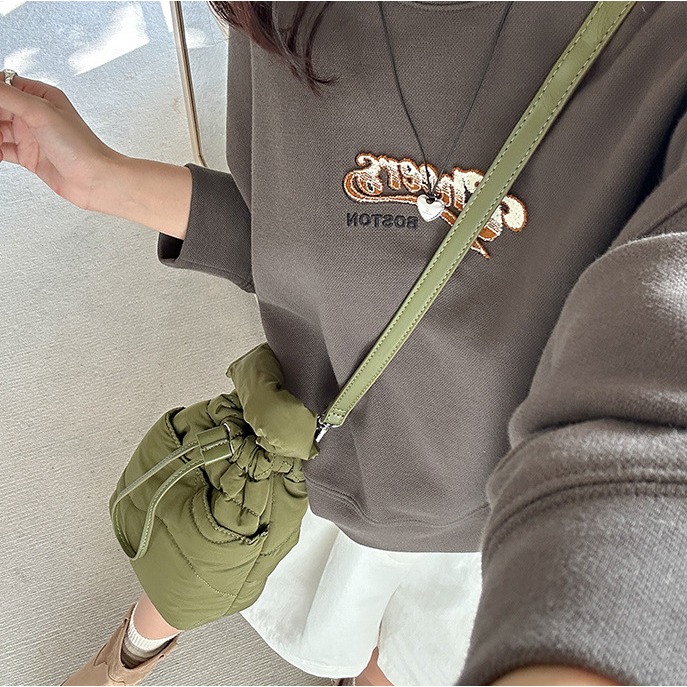 精緻❤軟綿好喜歡💘R47韓國空運🇰🇷手提刺繡羽絨棉服水桶包 手提包 束口 單肩包 抽繩包 手機包 韓國包包 東-細節圖10