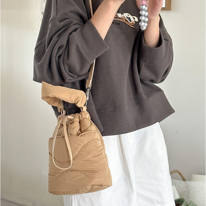 精緻❤軟綿好喜歡💘R47韓國空運🇰🇷手提刺繡羽絨棉服水桶包 手提包 束口 單肩包 抽繩包 手機包 韓國包包 東-細節圖11