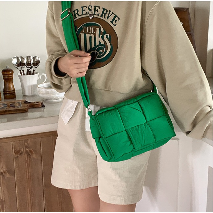 欲罷不能誒🙆極美🥔R49韓國連線🇰🇷極致寬肩帶編織磁扣子母枕頭包 單肩包 側背包 編織包 翻蓋包 雲朵包 枕-細節圖10