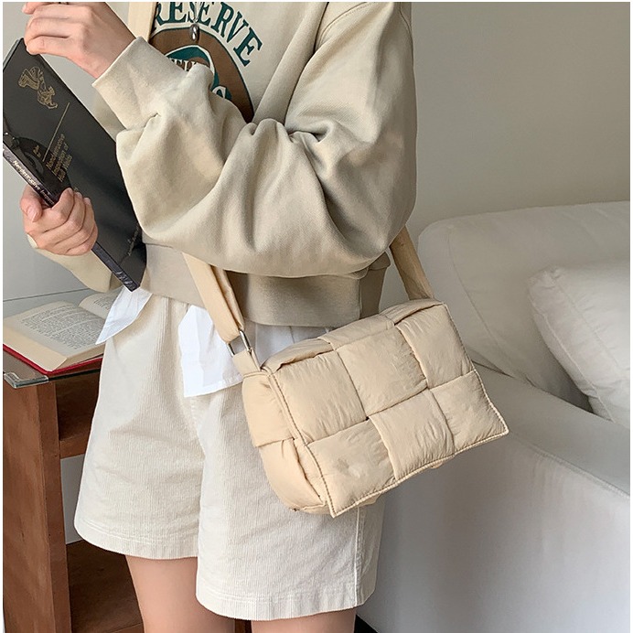 欲罷不能誒🙆極美🥔R49韓國連線🇰🇷極致寬肩帶編織磁扣子母枕頭包 單肩包 側背包 編織包 翻蓋包 雲朵包 枕-細節圖11