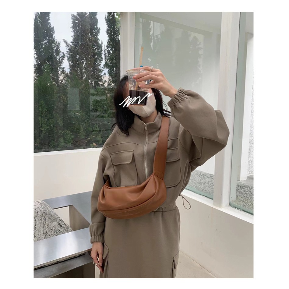 🙋簡約輕復古😎F02韓國🇰🇷代購秋冬新潮款 斜跨包 休閒百搭 寬肩帶 單肩包 側背包 韓國包包 軟皮 枕頭包-細節圖2