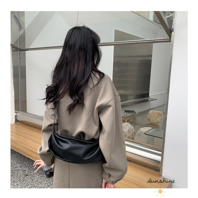 🙋簡約輕復古😎F02韓國🇰🇷代購秋冬新潮款 斜跨包 休閒百搭 寬肩帶 單肩包 側背包 韓國包包 軟皮 枕頭包-細節圖4