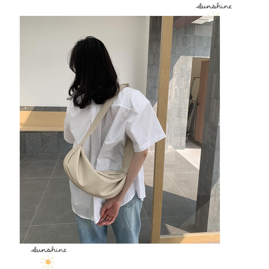 🙋簡約輕復古😎F02韓國🇰🇷代購秋冬新潮款 斜跨包 休閒百搭 寬肩帶 單肩包 側背包 韓國包包 軟皮 枕頭包-細節圖5