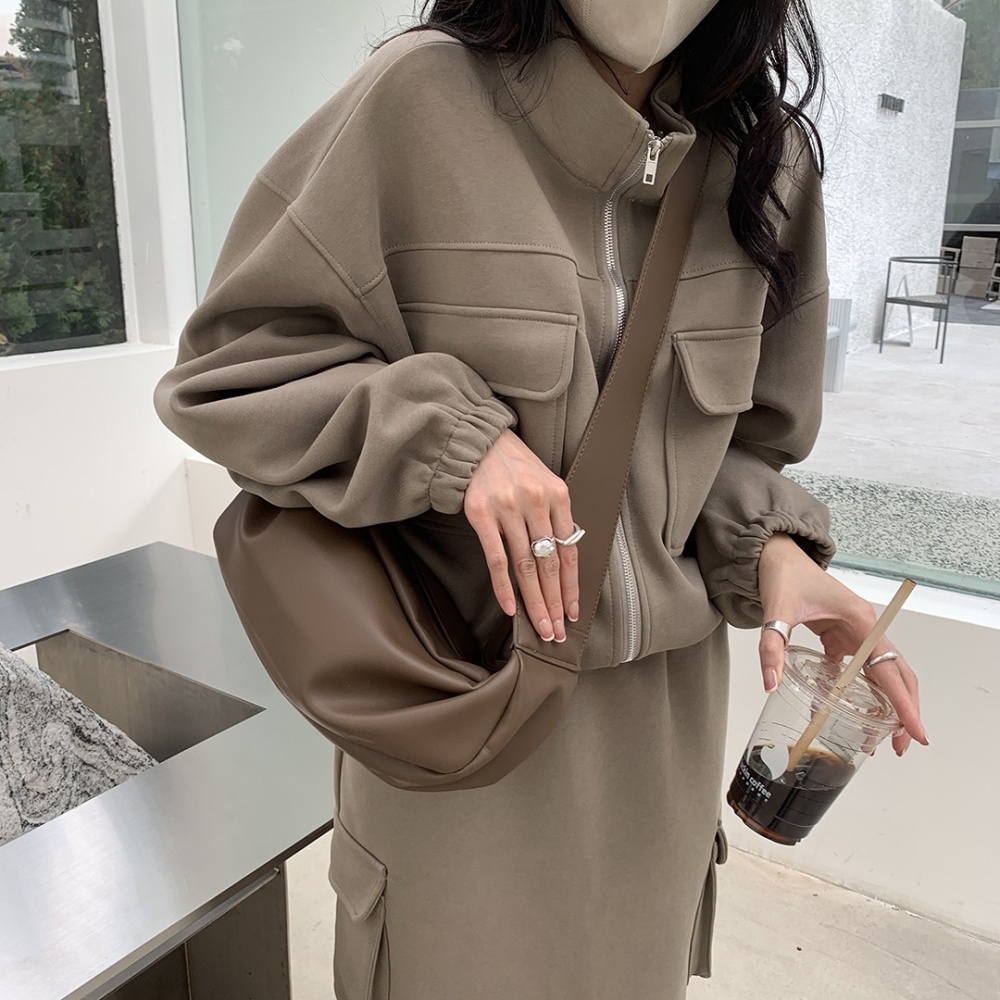 🙋簡約輕復古😎F02韓國🇰🇷代購秋冬新潮款 斜跨包 休閒百搭 寬肩帶 單肩包 側背包 韓國包包 軟皮 枕頭包-細節圖6