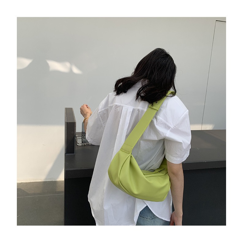 🙋簡約輕復古😎F02韓國🇰🇷代購秋冬新潮款 斜跨包 休閒百搭 寬肩帶 單肩包 側背包 韓國包包 軟皮 枕頭包-細節圖8