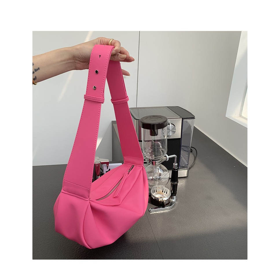 🙋簡約輕復古😎F02韓國🇰🇷代購秋冬新潮款 斜跨包 休閒百搭 寬肩帶 單肩包 側背包 韓國包包 軟皮 枕頭包-細節圖9